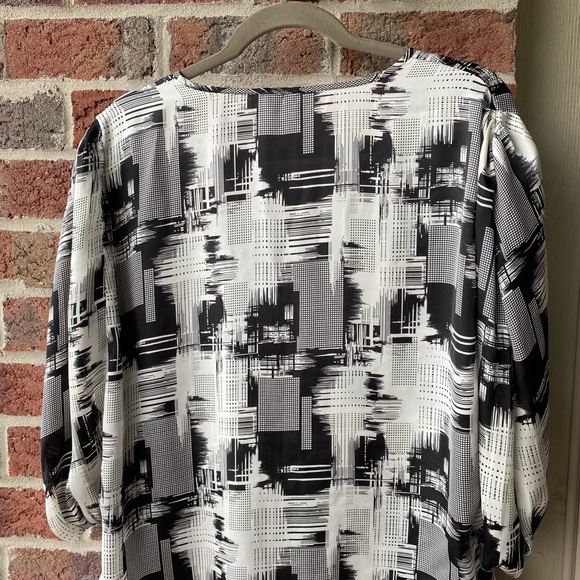 Flattering top sits at waist and has split sleeves - Picture 2 of 6